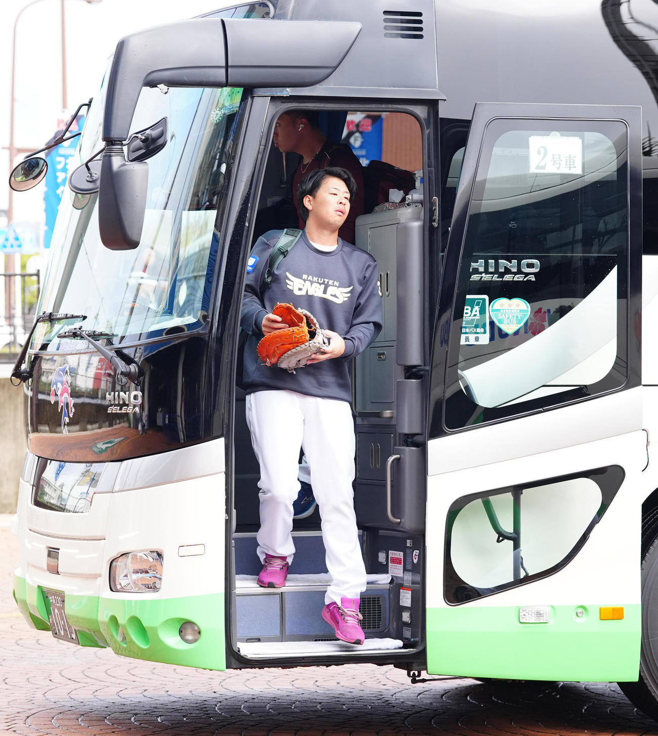日本ハム対楽天　スタジアム入りする楽天浅村（撮影・江口和貴）