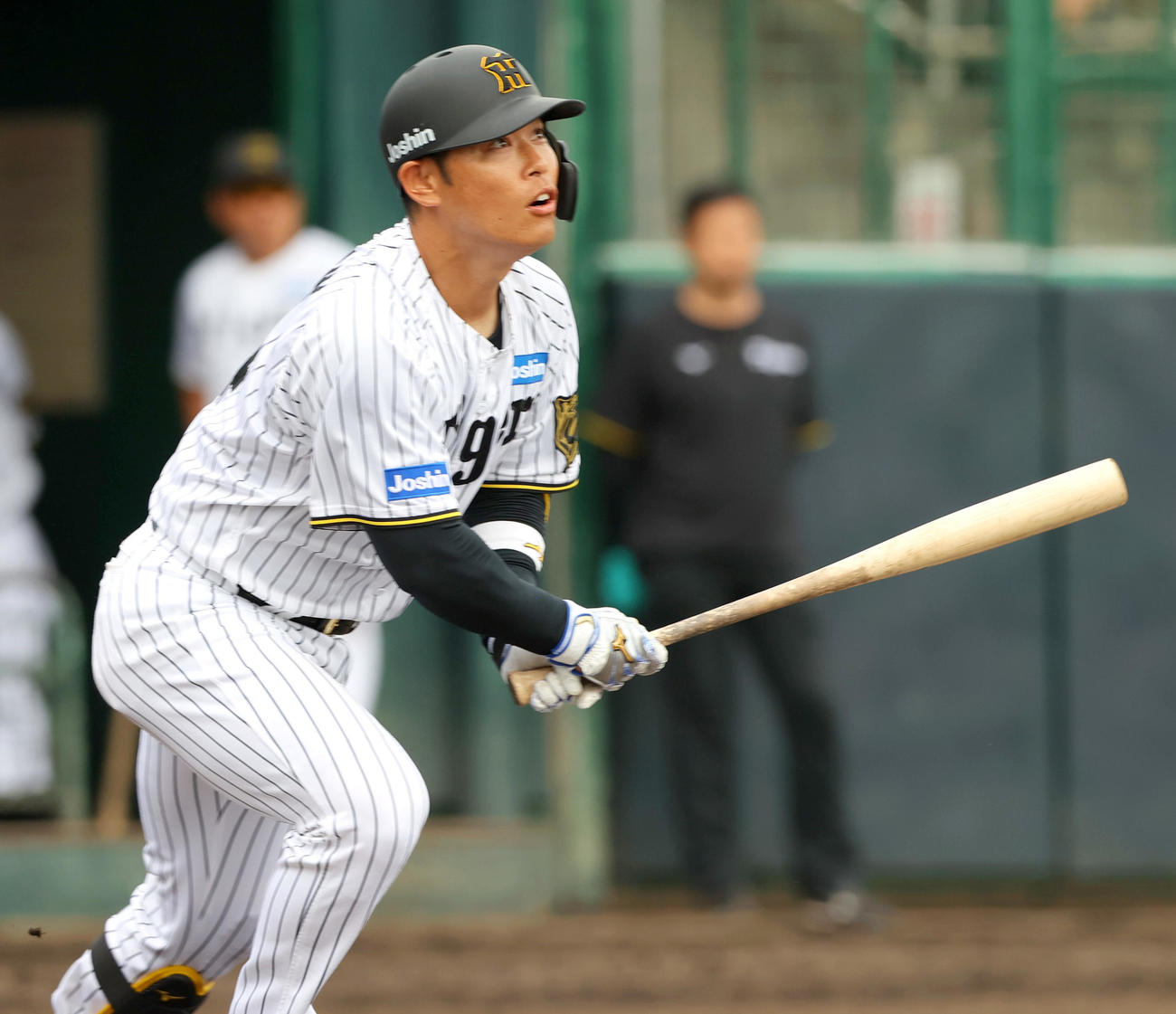 練習試合・阪神対広島　4回裏阪神2死、原口は右前打を放つ（撮影・上山淳一）