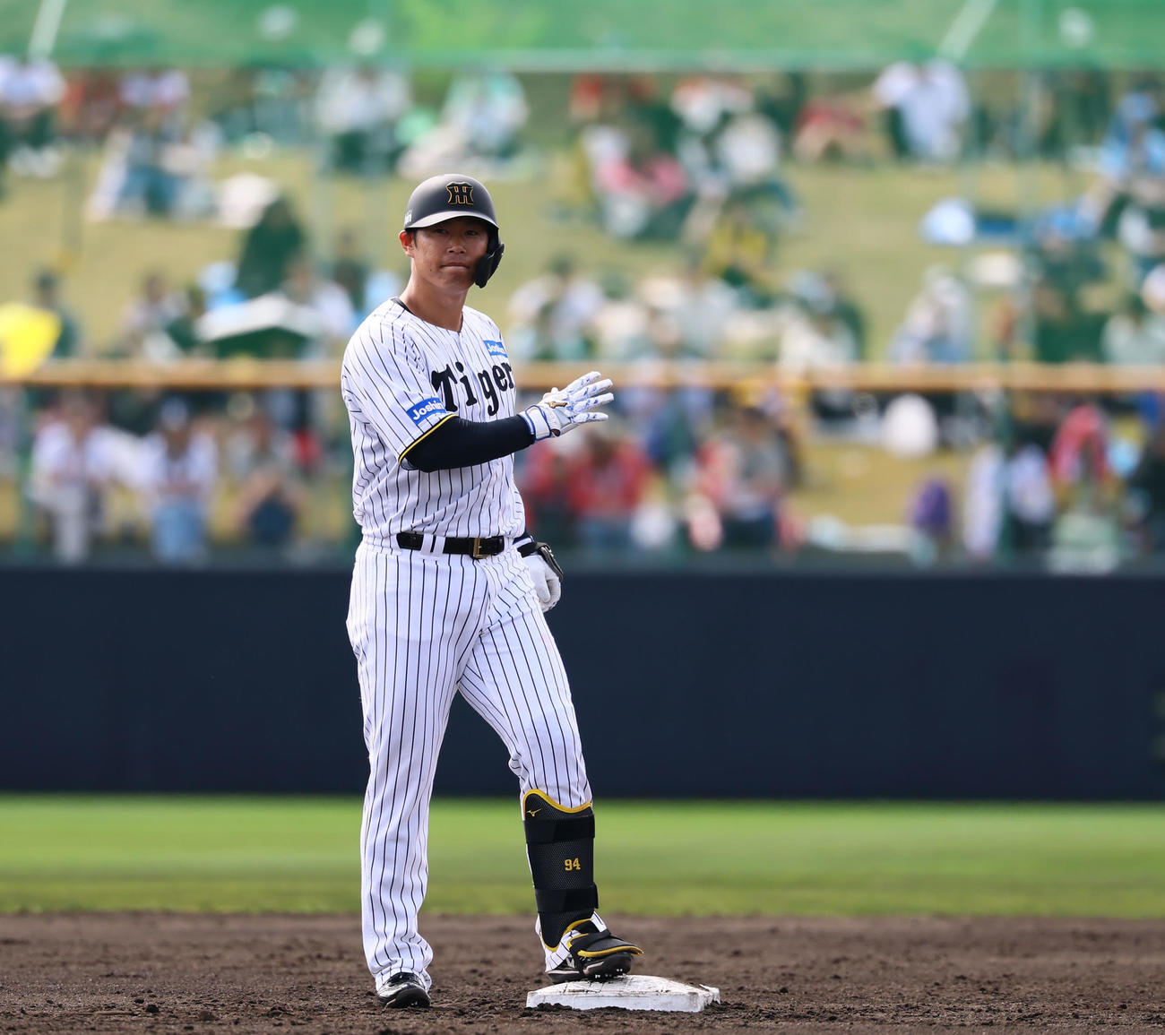 練習試合阪神対広島　2回裏阪神2死、左越えに二塁打を放った原口（撮影・藤尾明華）
