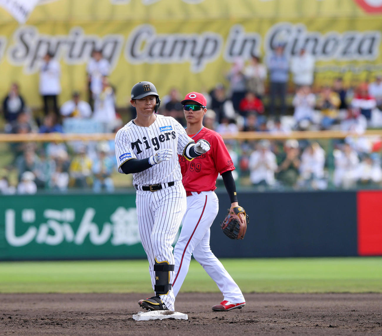 練習試合・阪神対広島　2回裏阪神2死、原口（手前）は左二塁打を放つ（撮影・上山淳一）