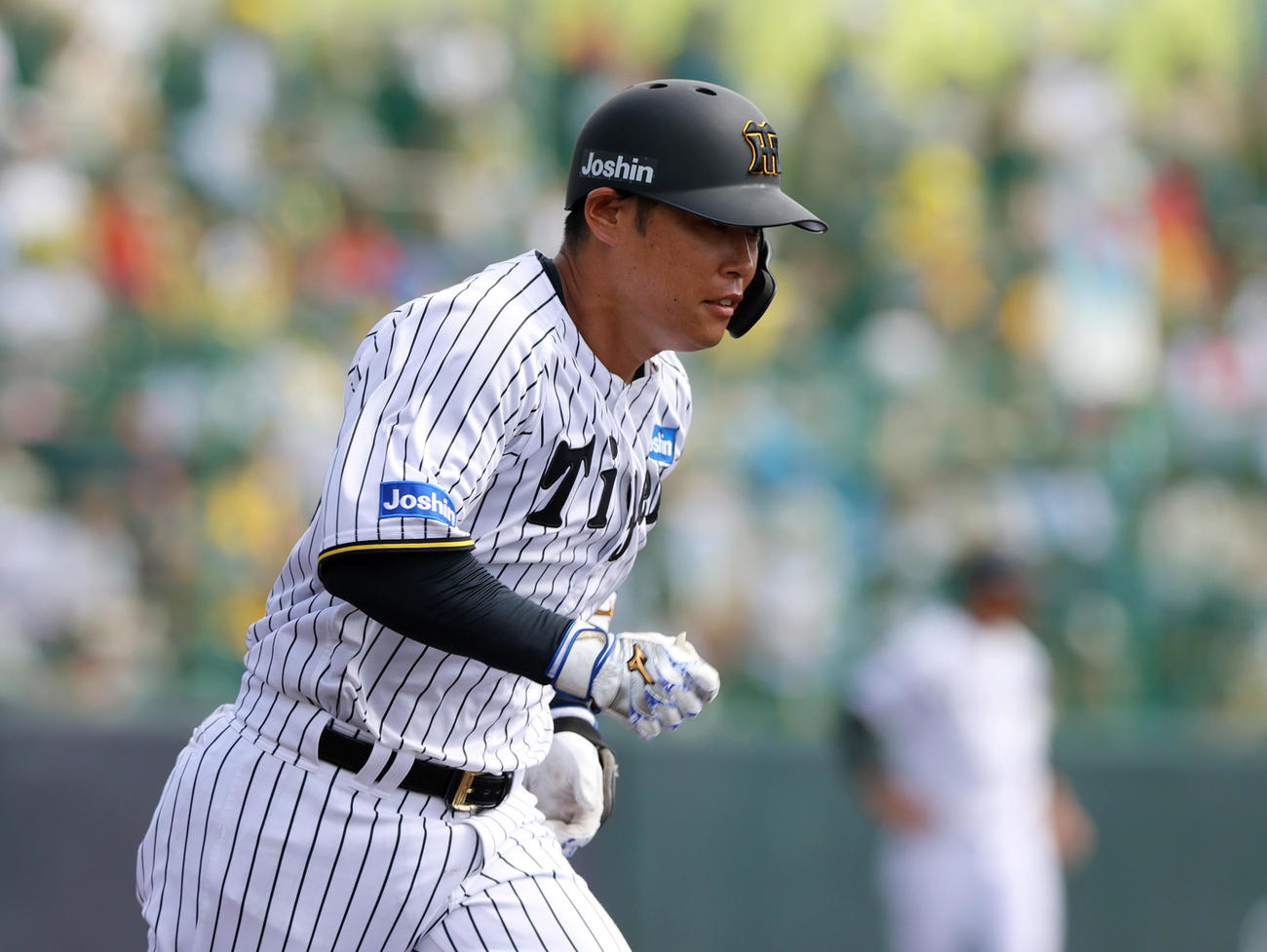 練習試合・阪神対広島　2回裏阪神2死、原口は左二塁打を放つ（撮影・上山淳一）