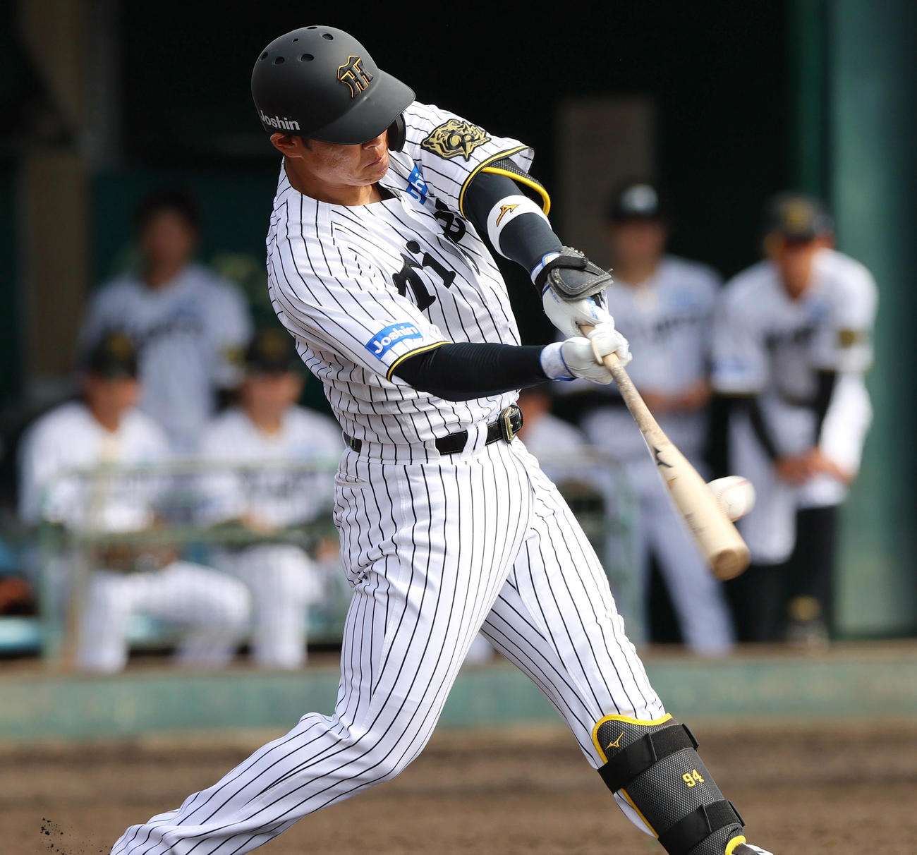 練習試合・阪神対広島　2回裏阪神2死、原口は左二塁打を放つ（撮影・上山淳一）