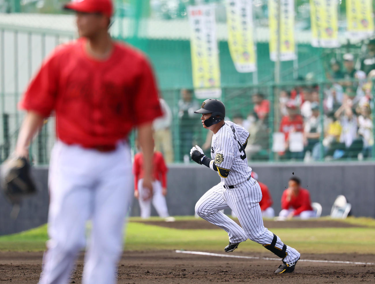 練習試合阪神対広島　2回裏阪神2死、左越えに二塁打を放ち一塁を回る原口（撮影・藤尾明華）