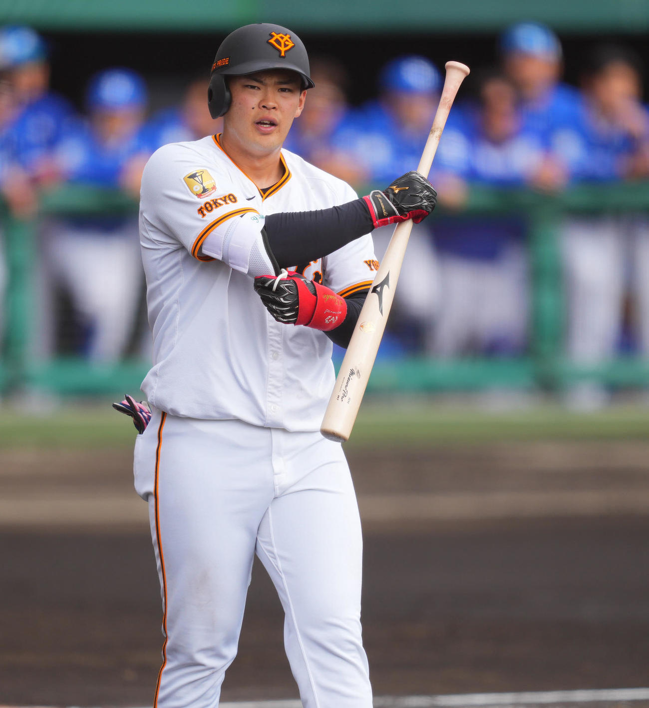 巨人対サムスン　2回裏巨人1死、四球を選ぶ荒巻（撮影・垰建太）