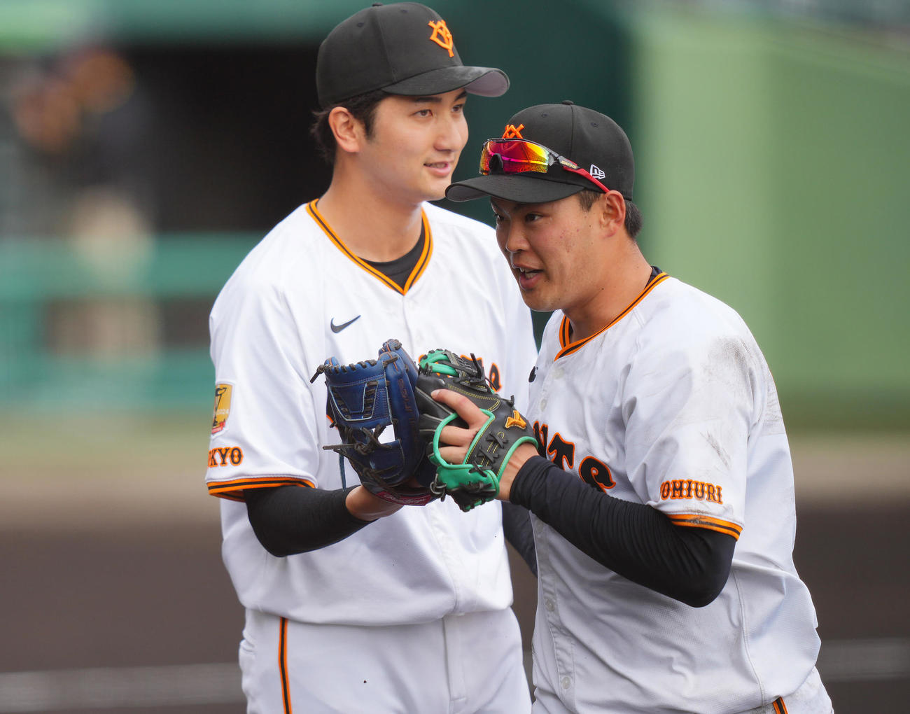 巨人対サムスン　5回表サムスンの攻撃を無失点に抑えた巨人横川（左）と笑顔でタッチを交わす荒巻（撮影・垰建太）