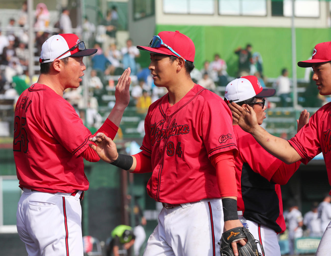 練習試合・阪神対広島　阪神対広島　広島新井監督（左）は阪神に大勝しナインを出迎える（撮影・上山淳一）