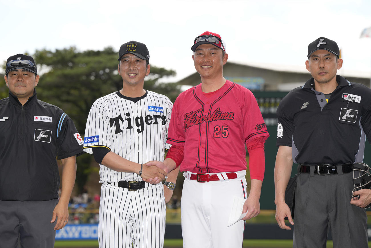 阪神対広島　試合前、笑顔で握手をかわす阪神藤川監督（左から2人目）と広島新井監督（同3人目）