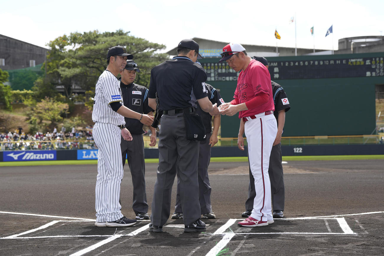 練習試合・阪神対広島　試合前、阪神藤川監督（左）とメンバー表を交換する広島新井監督