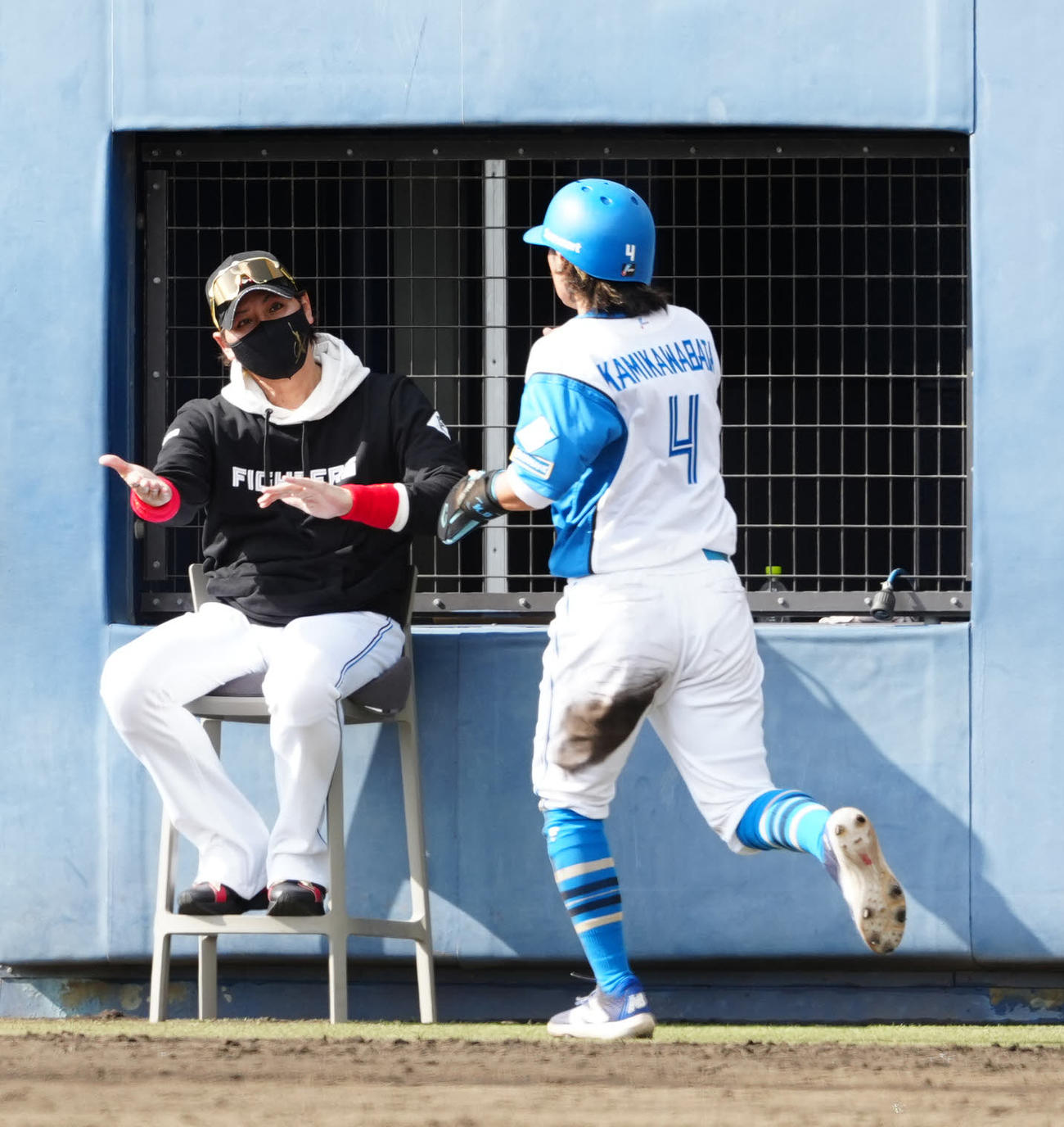日本ハム対楽天　7回裏日本ハム2死一、三塁、松本剛の二塁盗塁の間に生還した三塁走者の上川畑（右）を迎える新庄監督（撮影・江口和貴）