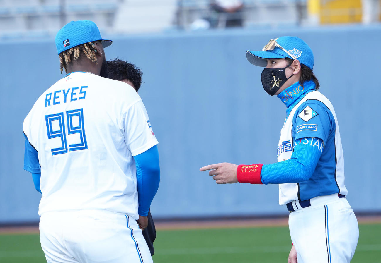合流した日本ハムのレイエス（左）に声をかける新庄監督（撮影・足立雅史）