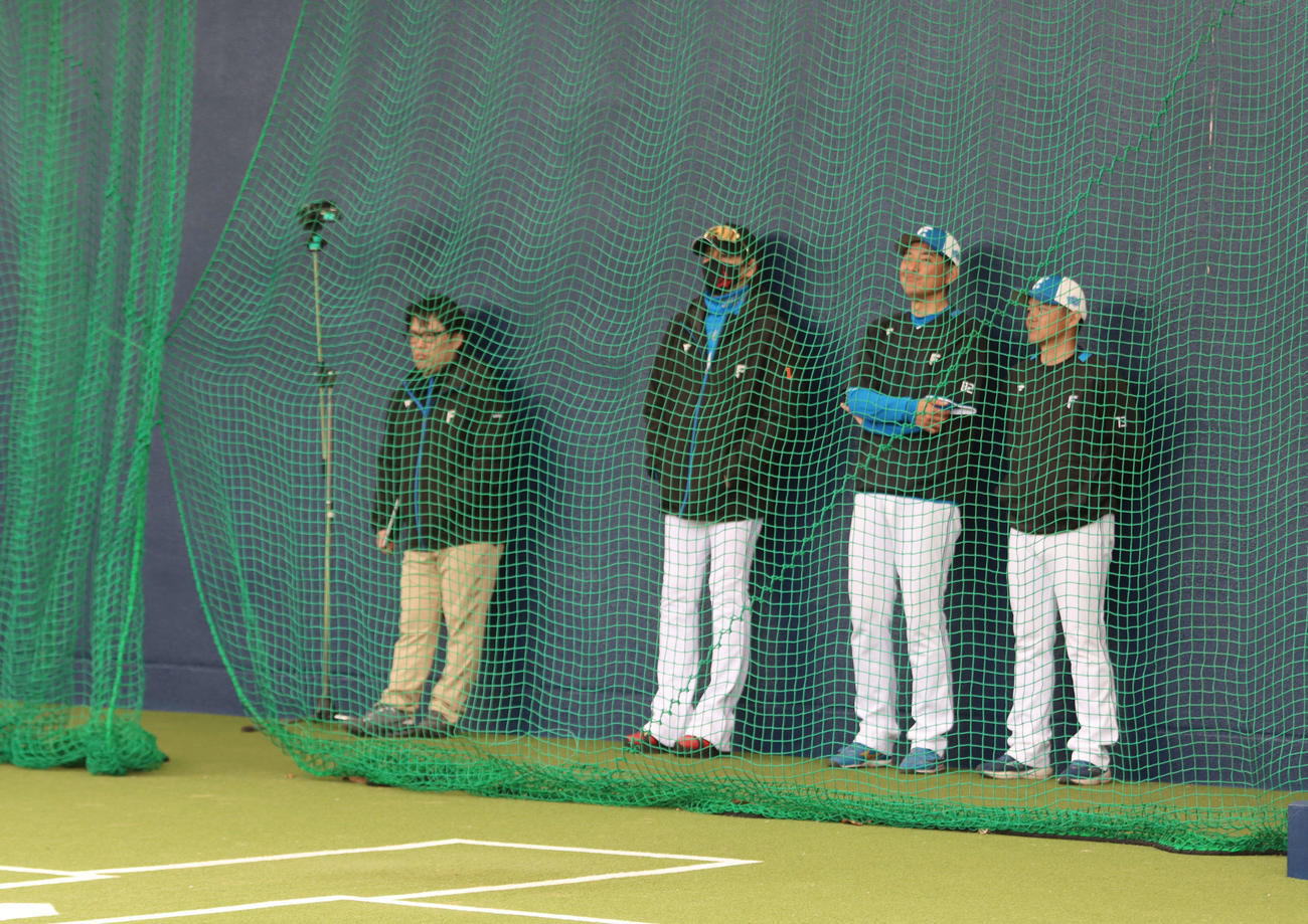 ブルペンで日本ハム山崎の投球練習を見守る首脳陣。右から武田、加藤の両投手コーチ、新庄監督（撮影・中島宙恵）