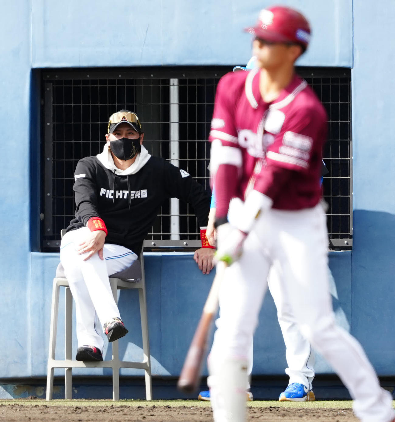 日本ハム対楽天　7回表楽天1死一、三塁、打席に立つ代打宗山（手前）を見つめる新庄監督（撮影・江口和貴）