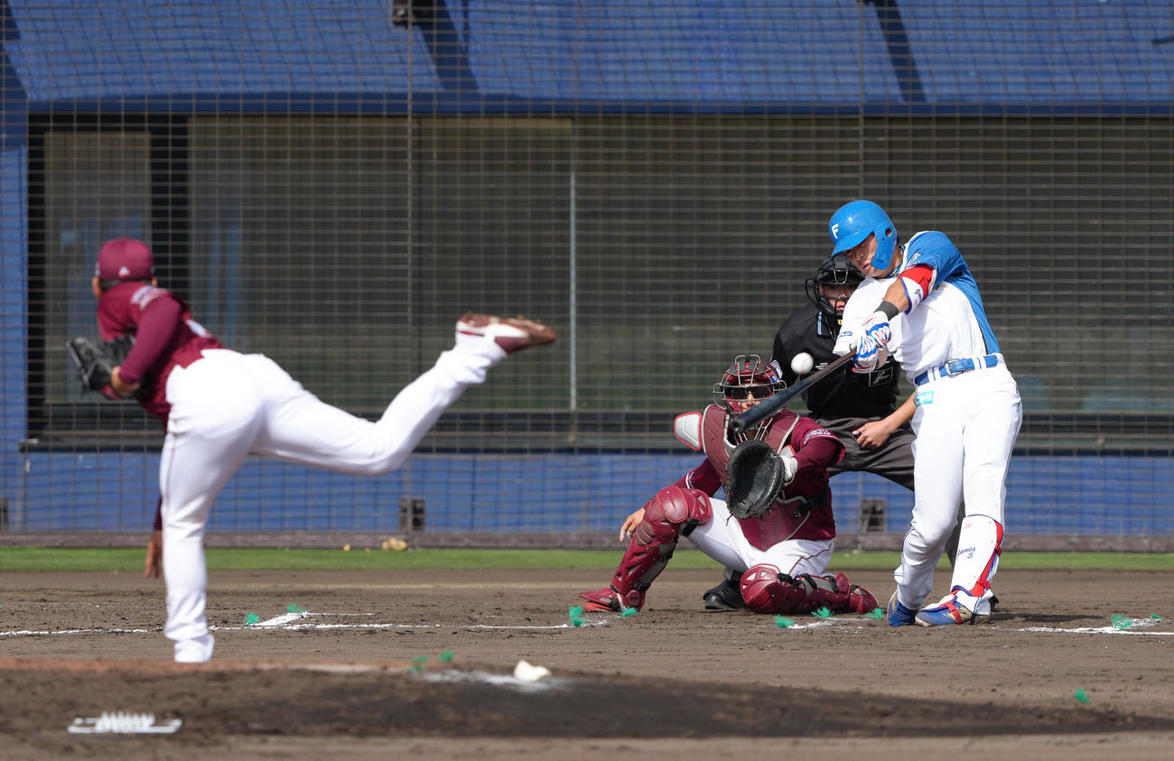 日本ハム対楽天　6回裏日本ハム1死満塁、野村は2点適時二塁打を放つ。投手藤平（撮影・足立雅史）