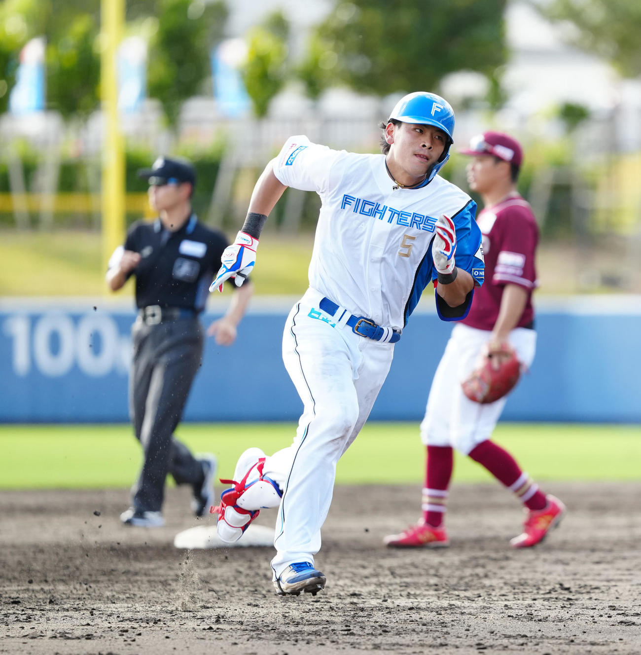 日本ハム対楽天　8回裏日本ハム2死一、二塁、2点適時三塁打を放った野村は三塁へ向かう（撮影・江口和貴）