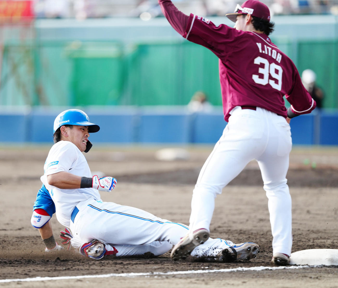 日本ハム対楽天　8回裏日本ハム2死一、二塁、2点適時三塁打で滑り込む野村（撮影・江口和貴）