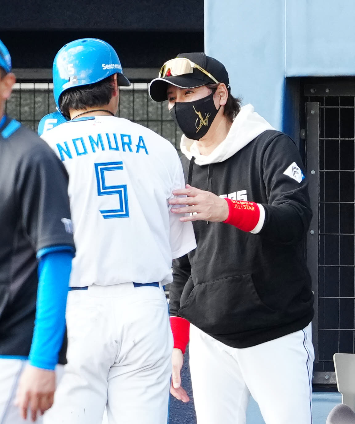 日本ハム対楽天　8回裏終了後、日本ハム野村（左）と言葉を交わす新庄監督（撮影・江口和貴）