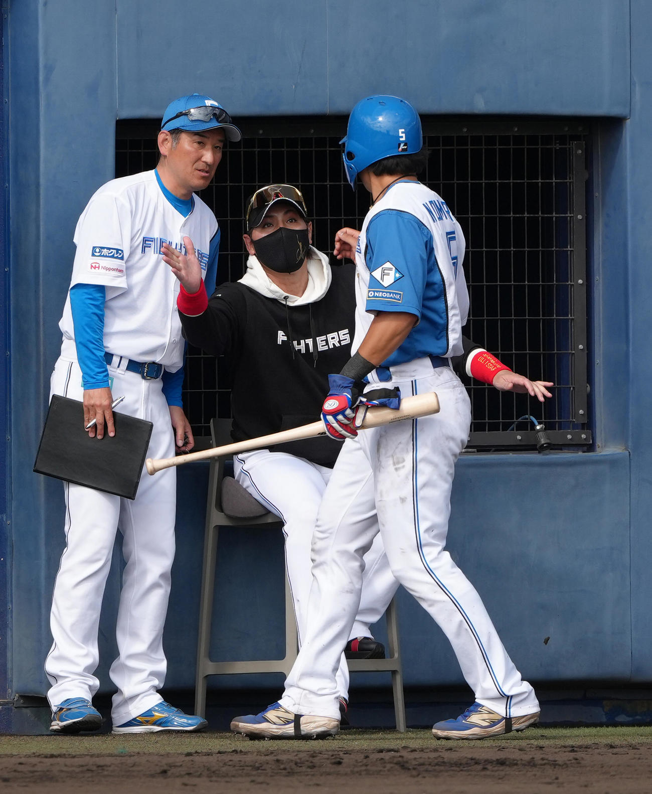 日本ハム対楽天　6回裏日本ハム1死満塁、2点適時二塁打を放った野村（右）をタッチで迎える新庄監督（中央）（撮影・足立雅史）