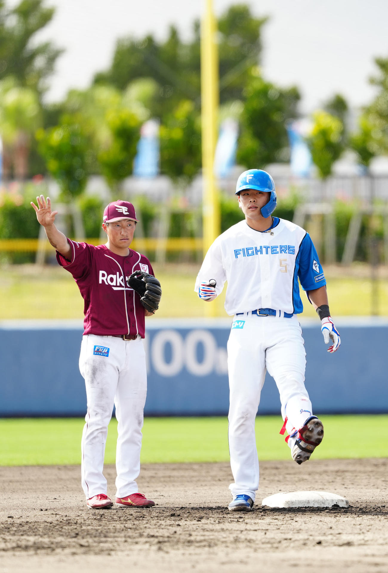 日本ハム対楽天　6回裏日本ハム1死満塁、2点適時二塁打を放った野村（右）。左は二塁手小深田（撮影・江口和貴）