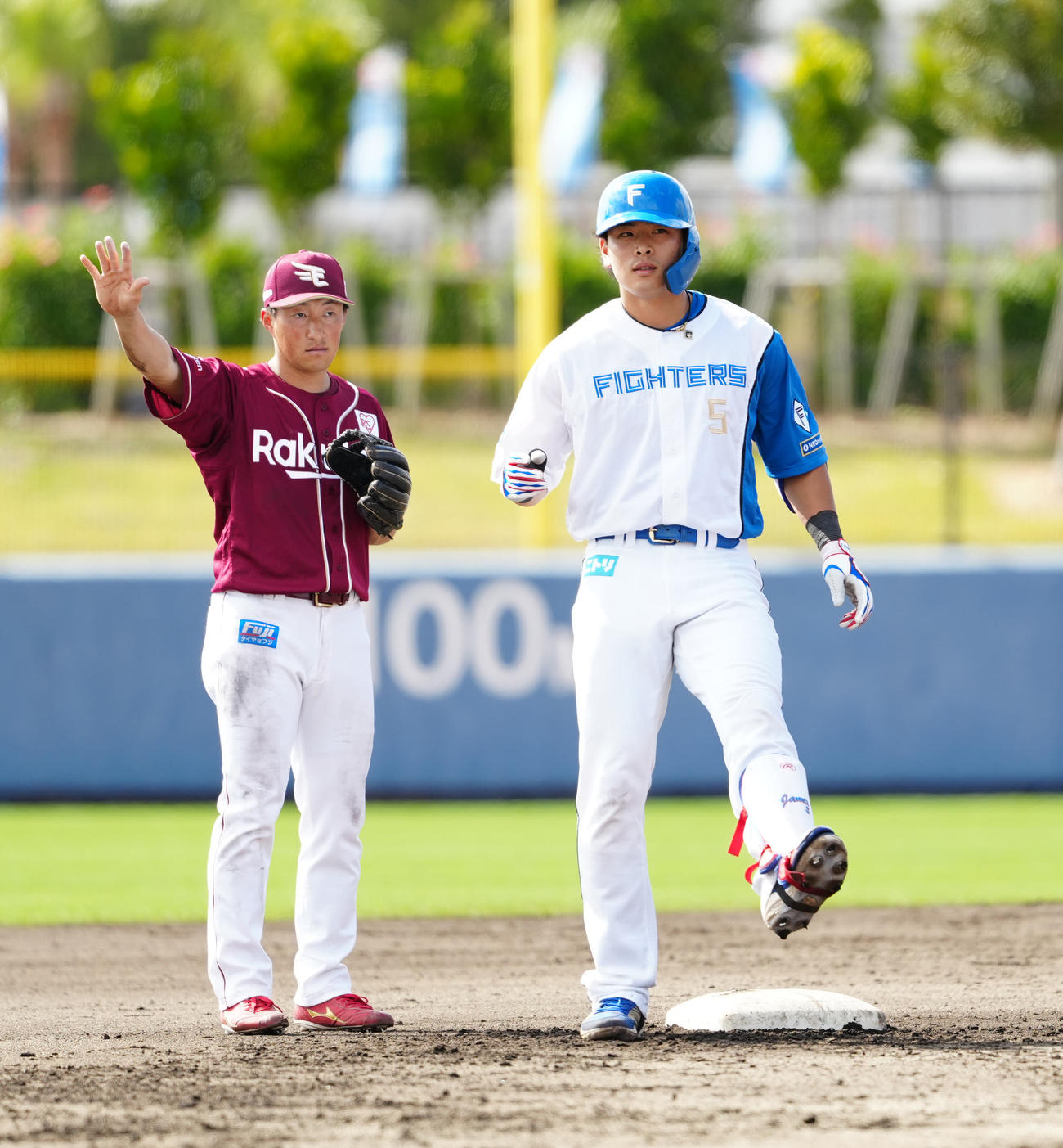 日本ハム対楽天　6回裏日本ハム1死満塁、2点適時二塁打を放った野村（右）。左は二塁手小深田（撮影・江口和貴）