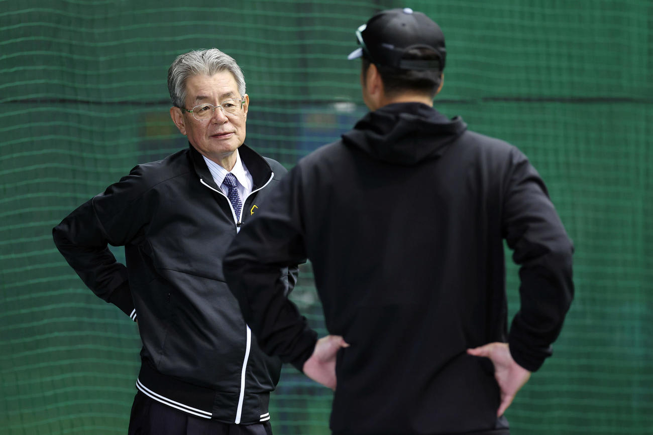 阪神藤川監督（右）と言葉を交わす秦オーナー（撮影・前田充）