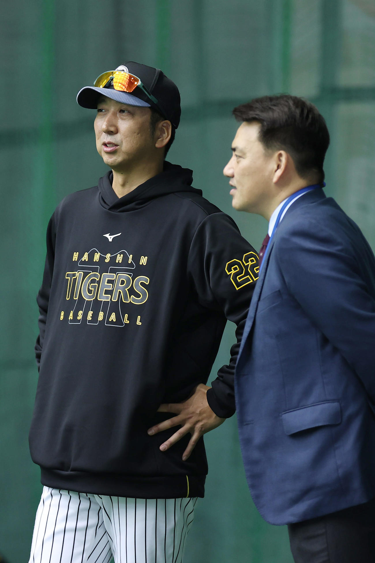 言葉を交わす阪神藤川監督（左）と井口氏（撮影・前田充）