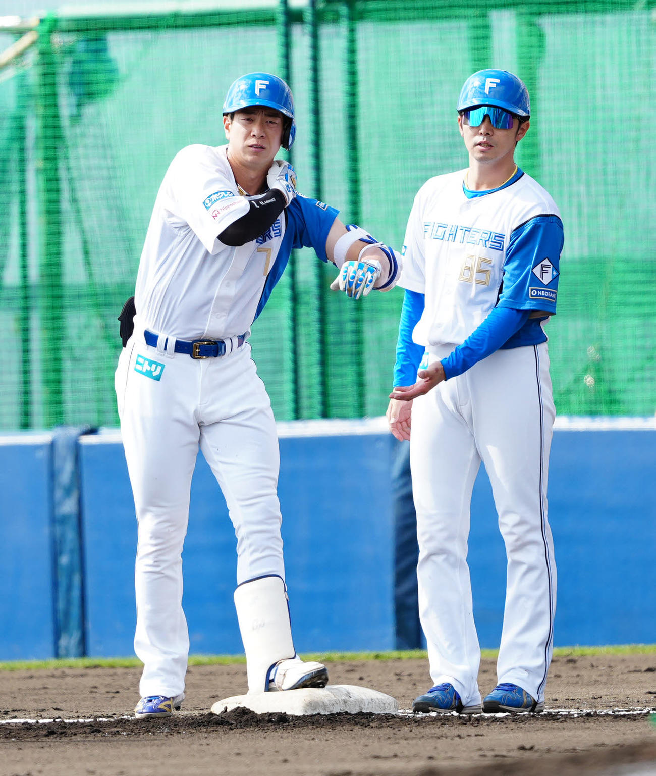 日本ハム対楽天　6回裏日本ハム無死一塁、右前打を放った代打松本剛（左）（撮影・江口和貴）