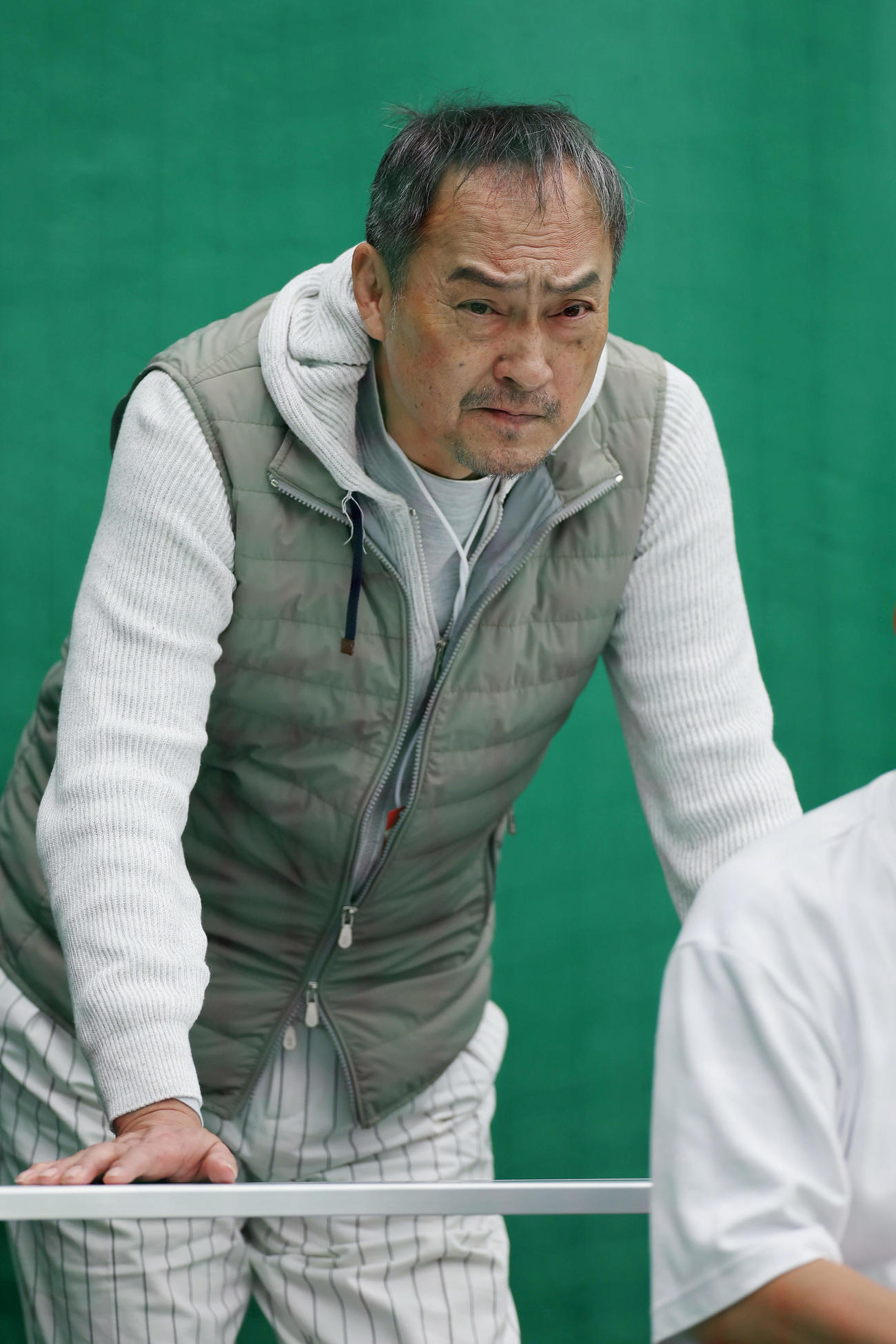 ブルペンで阪神西勇の投球練習を見守る俳優の渡辺謙（撮影・前田充）