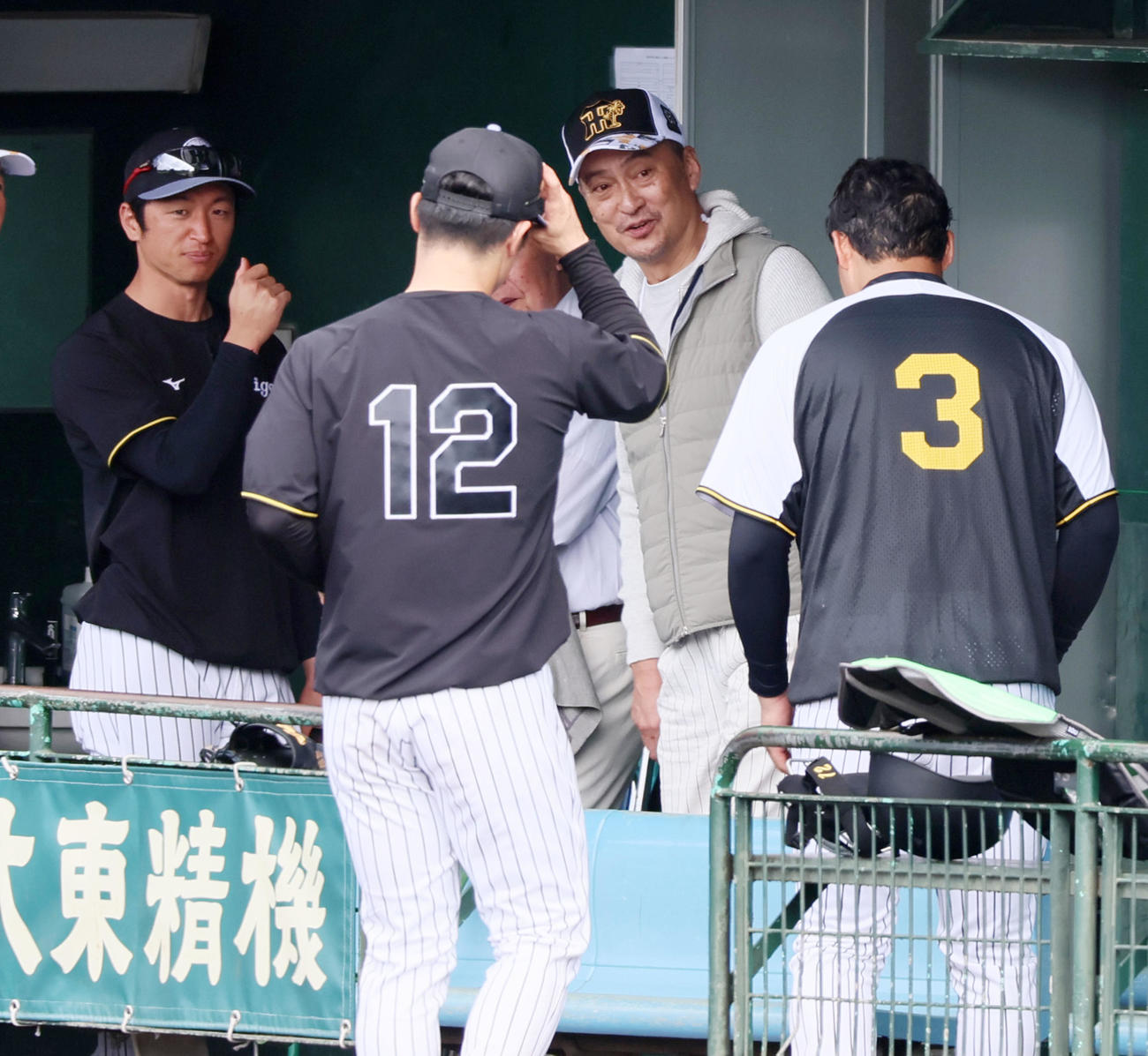 ベンチを訪れた俳優の渡辺謙（右から2人目）は大山（右）、坂本からあいさつを受ける。左は近本（撮影・加藤哉）