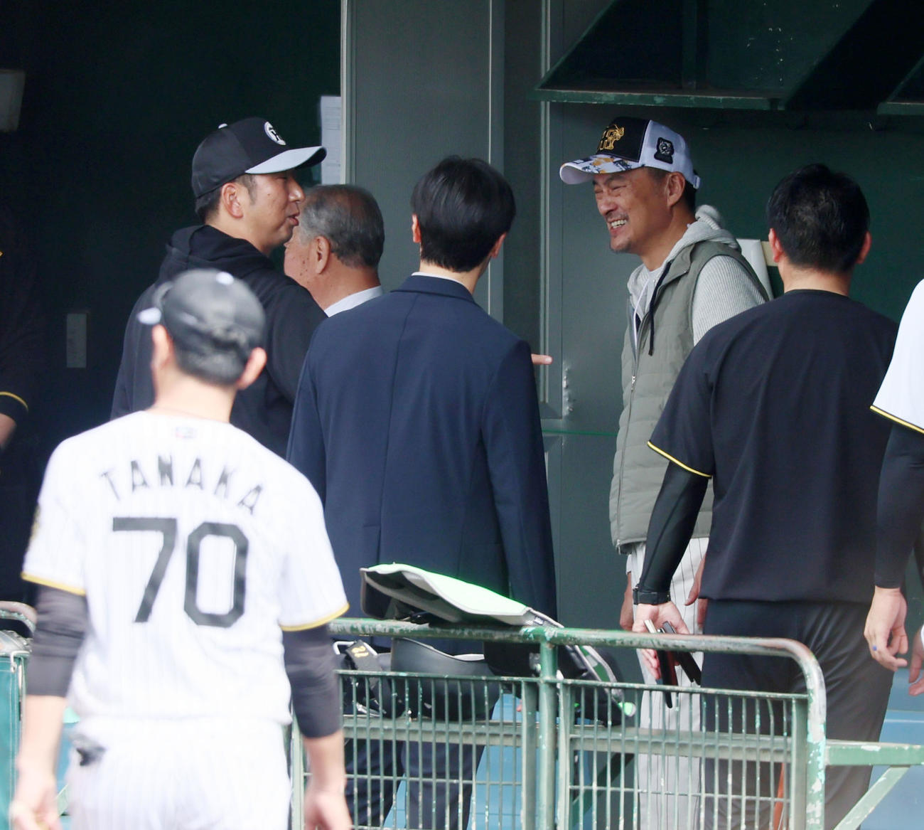 ベンチを訪れた俳優の渡辺謙（右）は藤川監督と談笑する（撮影・加藤哉）
