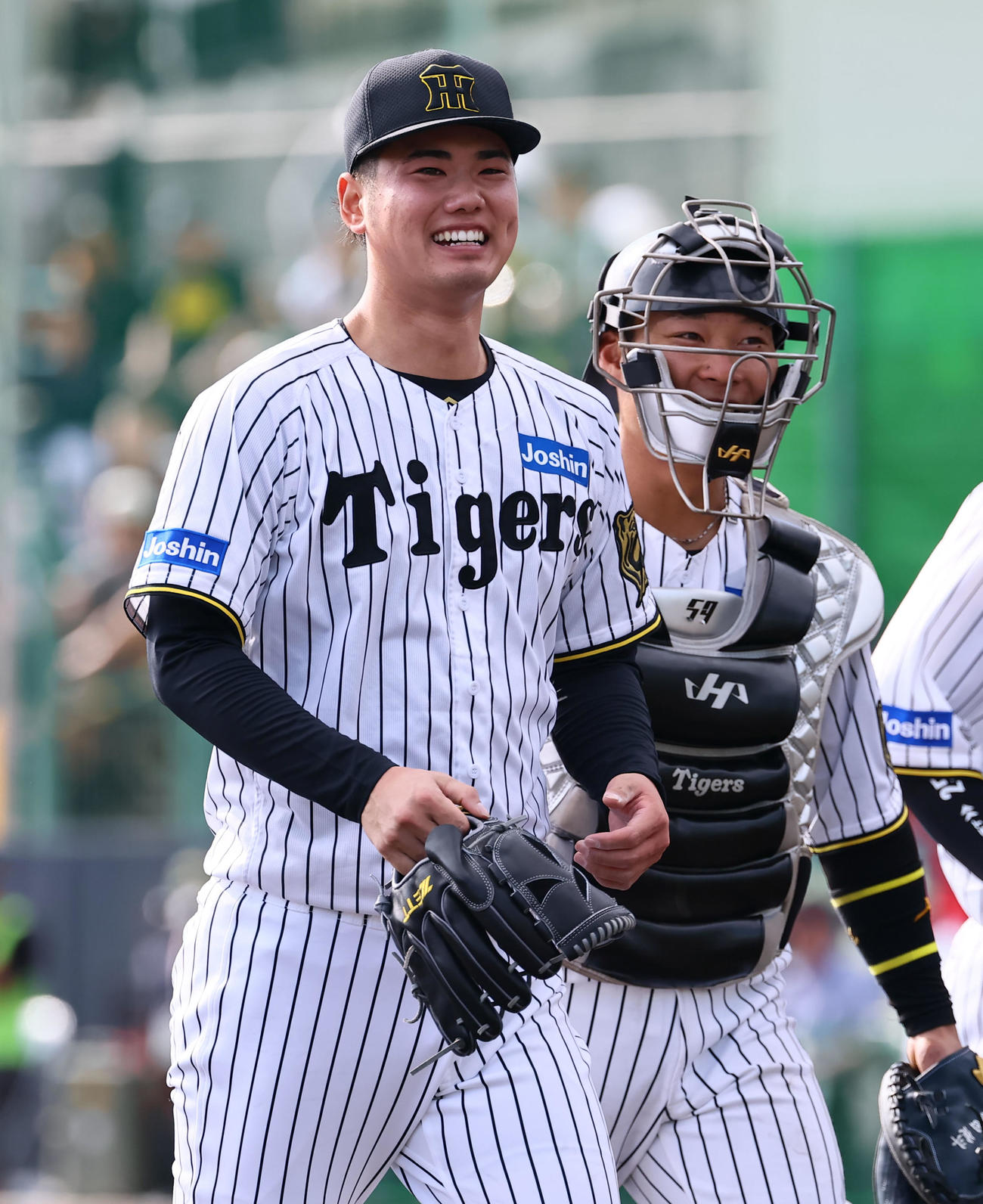 練習試合阪神対広島　9回を抑え、笑顔で藤田（左）とベンチに戻る阪神川原（撮影・藤尾明華）