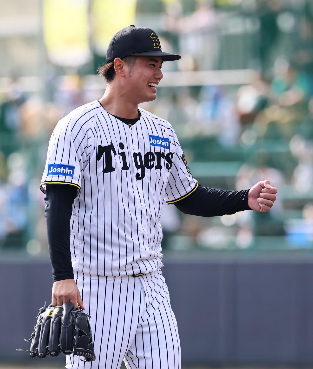 練習試合阪神対広島　9回を抑え、笑顔でベンチに戻る阪神川原（撮影・藤尾明華）