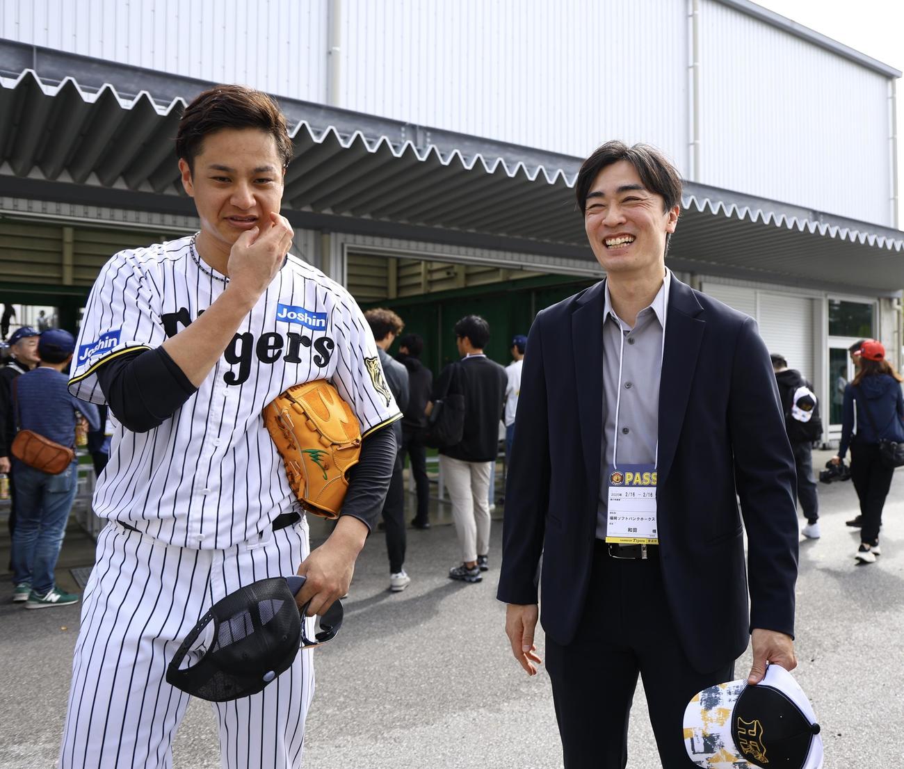 ブルペン投球を終えソフトバンク和田球団統括本部付アドバイザー（右）と話をする大竹（撮影・藤尾明華）