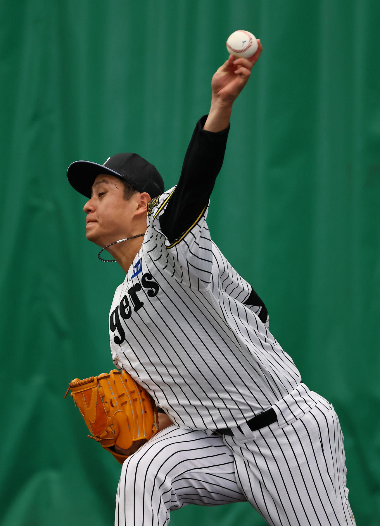 ブルペンで投球練習をする大竹（撮影・藤尾明華）
