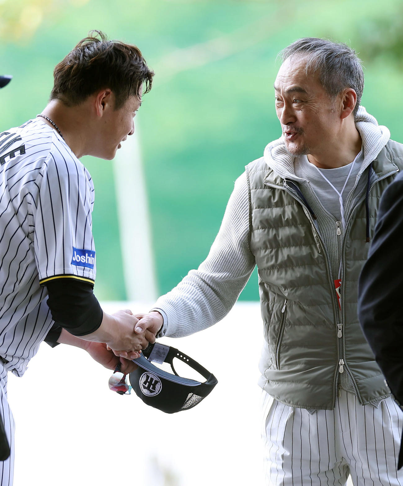 阪神大竹（左）と握手を交わす俳優の渡辺謙（撮影・前田充）