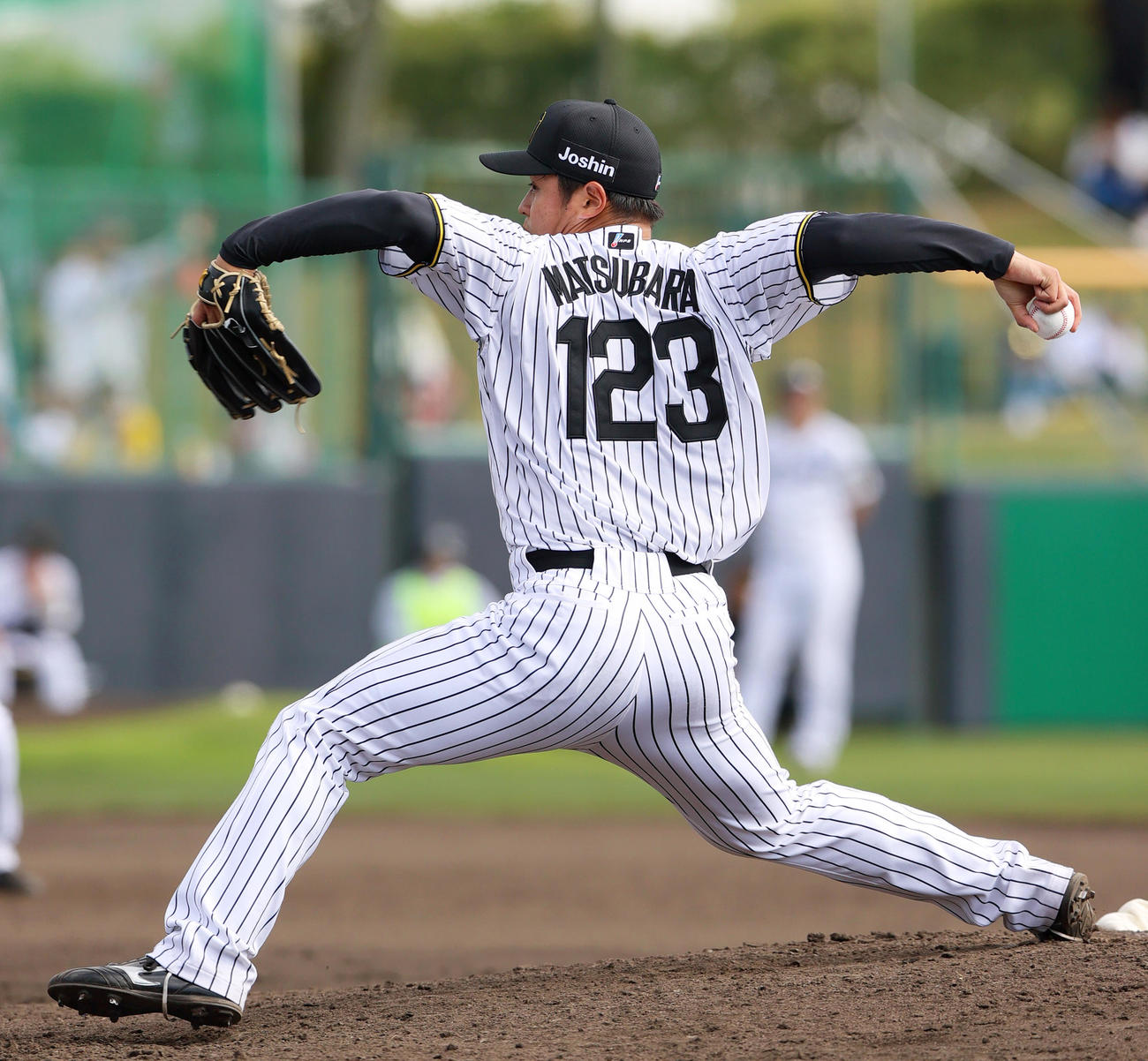 練習試合・阪神対広島　阪神5番手で登板する松原（撮影・上山淳一）