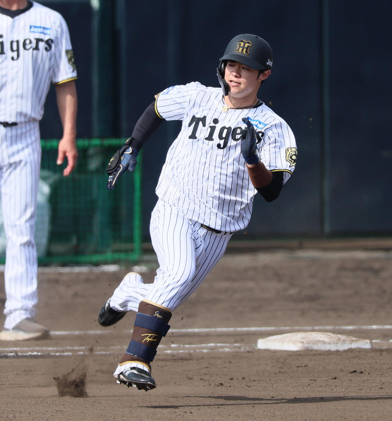 阪神対広島　6回裏阪神無死、代打中野は右越え二塁打を放つ（撮影・加藤哉）