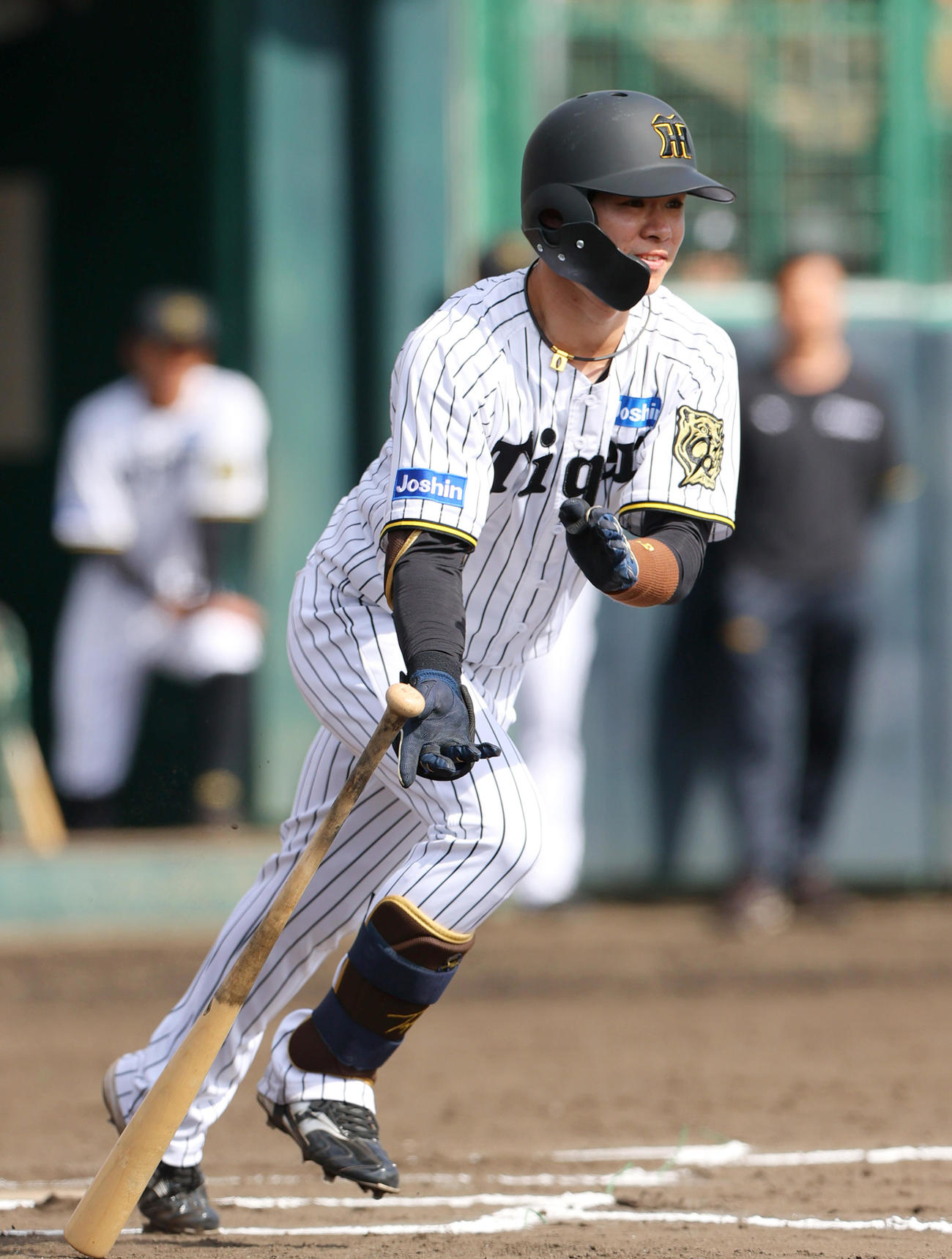 阪神対広島　6回裏阪神無死、代打中野は右二塁打を放つ（撮影・上山淳一）