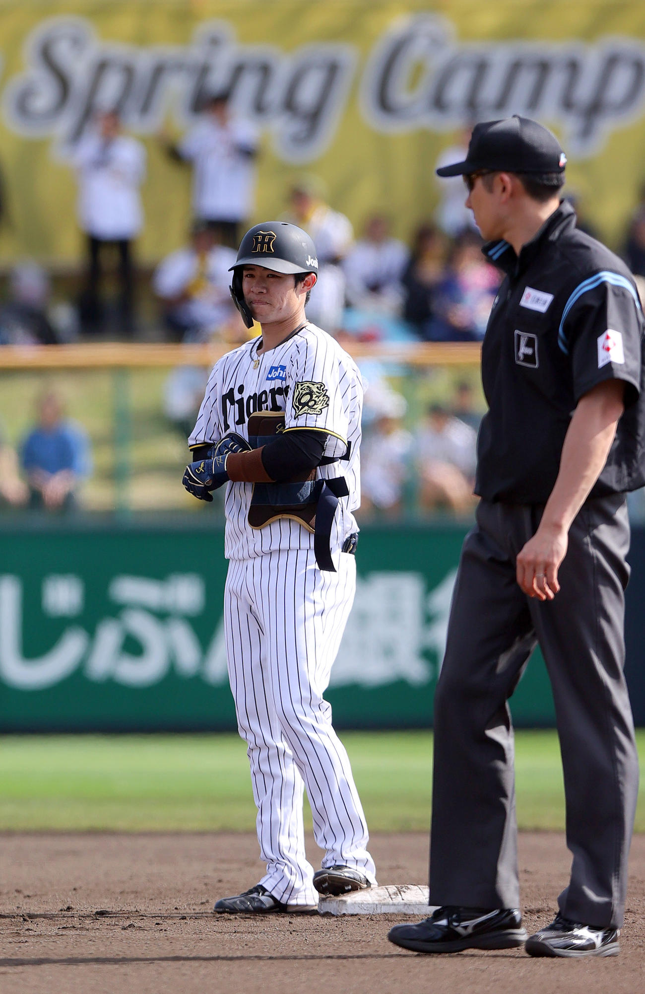 練習試合・阪神対広島　6回裏阪神無死、代打中野は右二塁打を放つ（撮影・上山淳一）