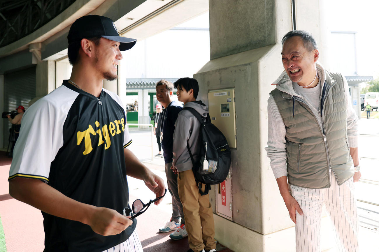 阪神対広島　阪神伊藤将（左）と談笑する俳優の渡辺謙（撮影・前田充）
