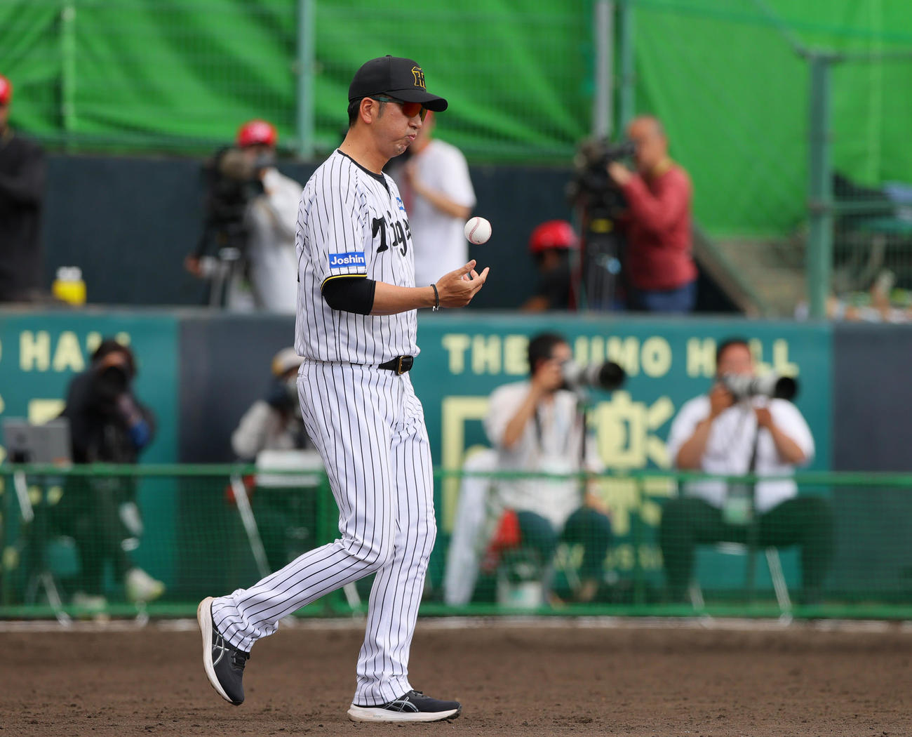 練習試合・阪神対広島　5回表、阪神藤川監督は交代のベタンセスの元へ向かう（撮影・上山淳一）