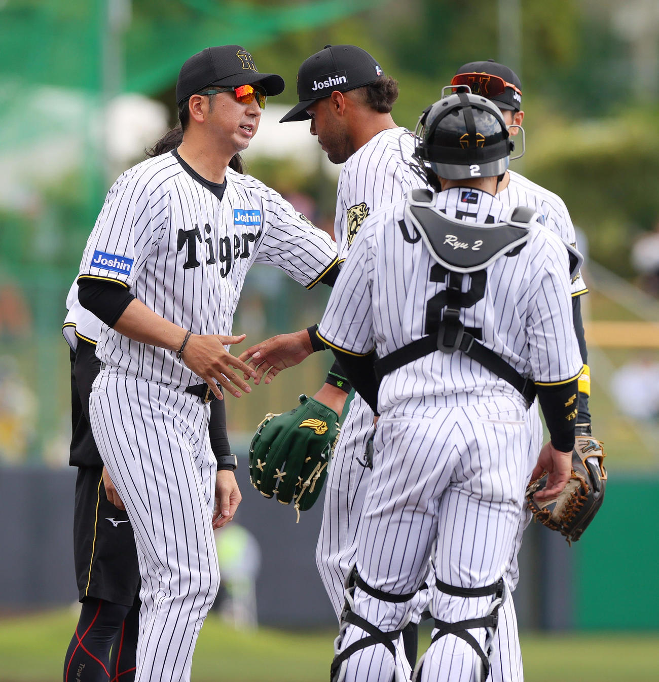 練習試合・阪神対広島　5回表、阪神藤川監督（左）はベタンセスを交代させる（撮影・上山淳一）