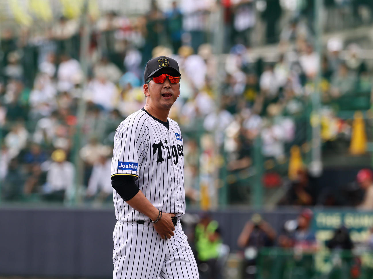 練習試合阪神対広島　5回途中、ベタンセスに降板を告げベンチに戻る藤川監督（撮影・藤尾明華）