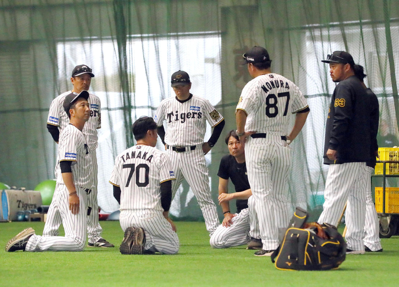 練習試合後、藤川監督（左）は首脳陣とミーティングする（撮影・上山淳一）