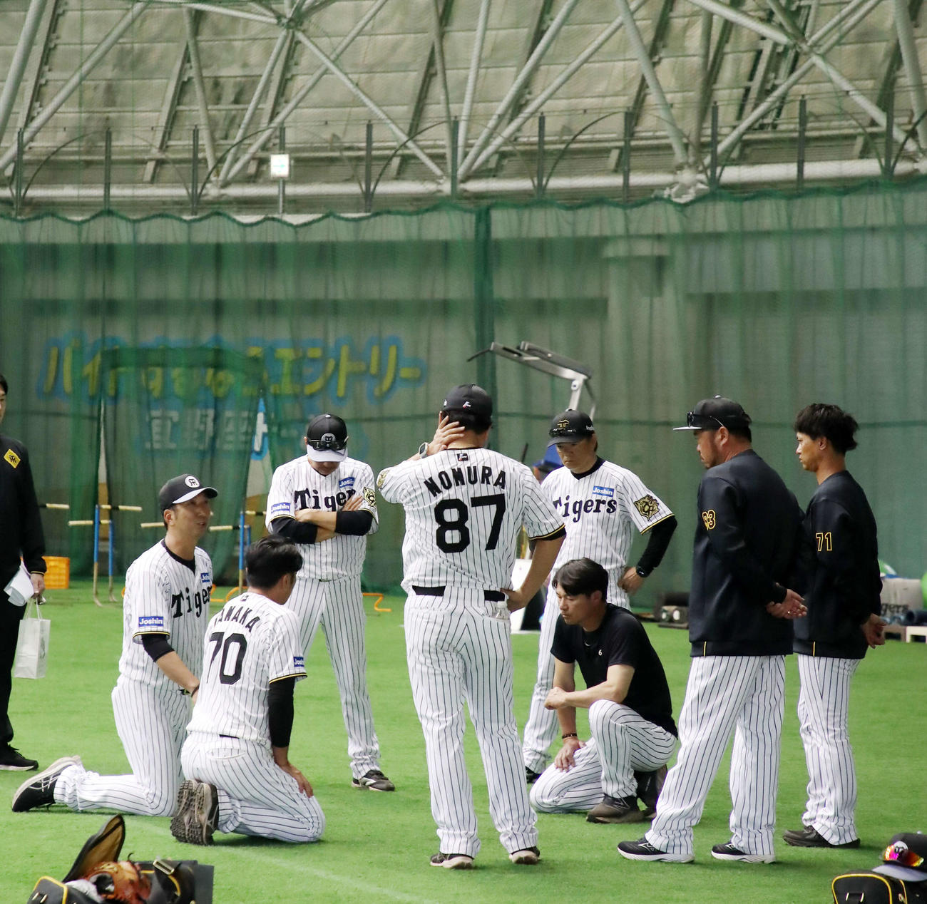 練習試合後、ドーム内でコーチ陣と話し合う藤川監督（左）（撮影・加藤哉）