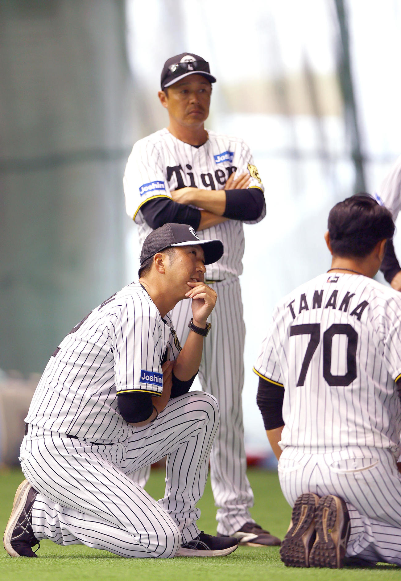 練習試合・阪神対広島　試合後、藤川監督（左）は首脳陣とミーティングする（撮影・上山淳一）