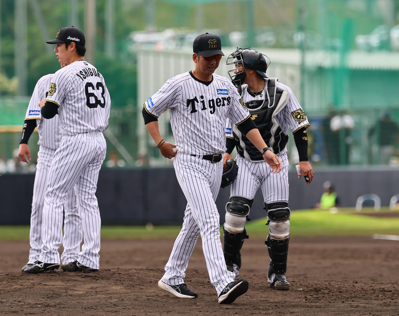 練習試合阪神対広島　5回途中、ベタンセスに交代を告げベンチに戻る藤川監督（右から2人目）（撮影・藤尾明華）