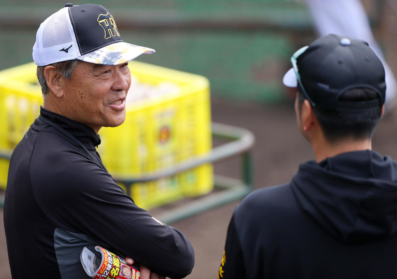 笑顔で話す阪神藤川監督（手前）と話す伊原春樹氏（撮影・上山淳一）