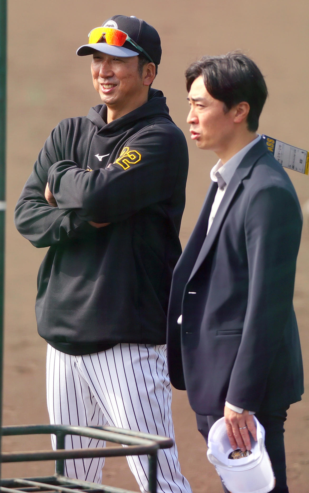宜野座視察の和田毅氏（右）と笑顔で話す阪神藤川監督（撮影・上山淳一）