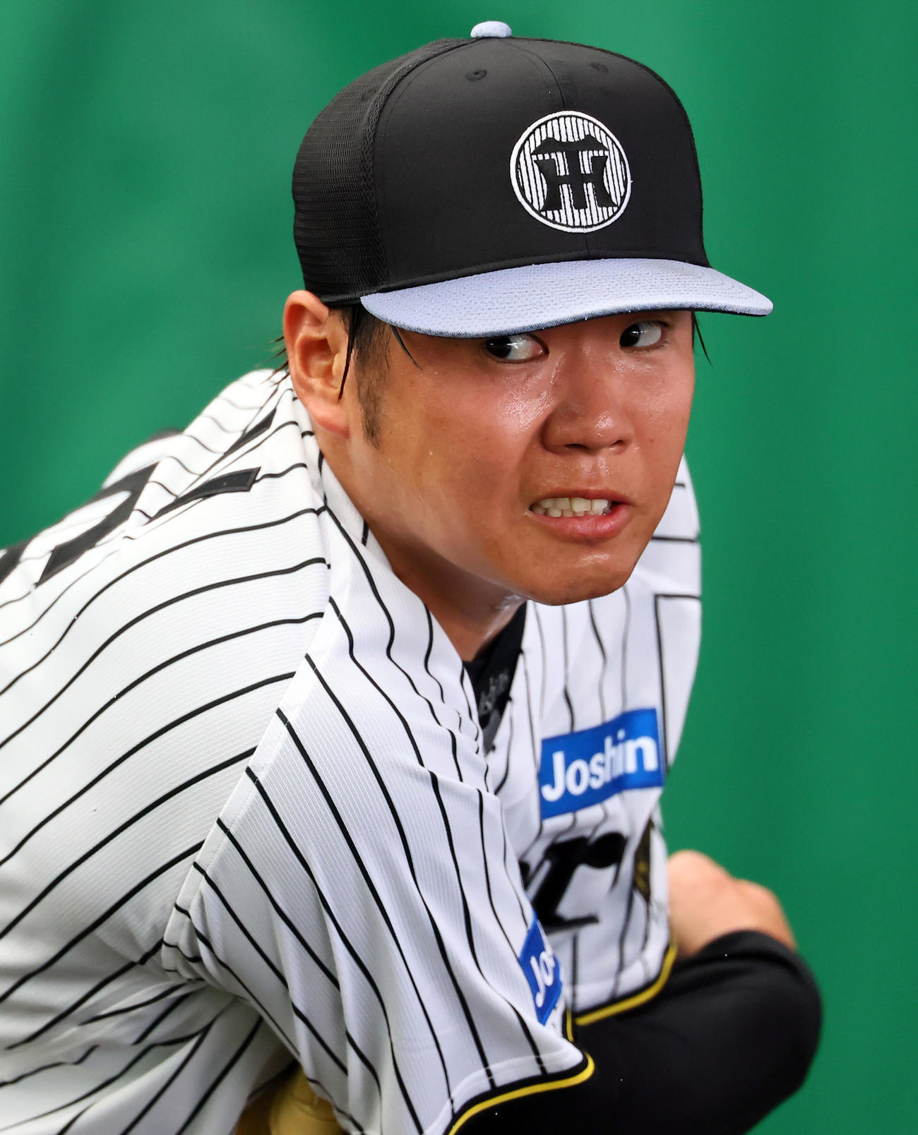 ブルペンで投球練習をする西勇（撮影・藤尾明華）