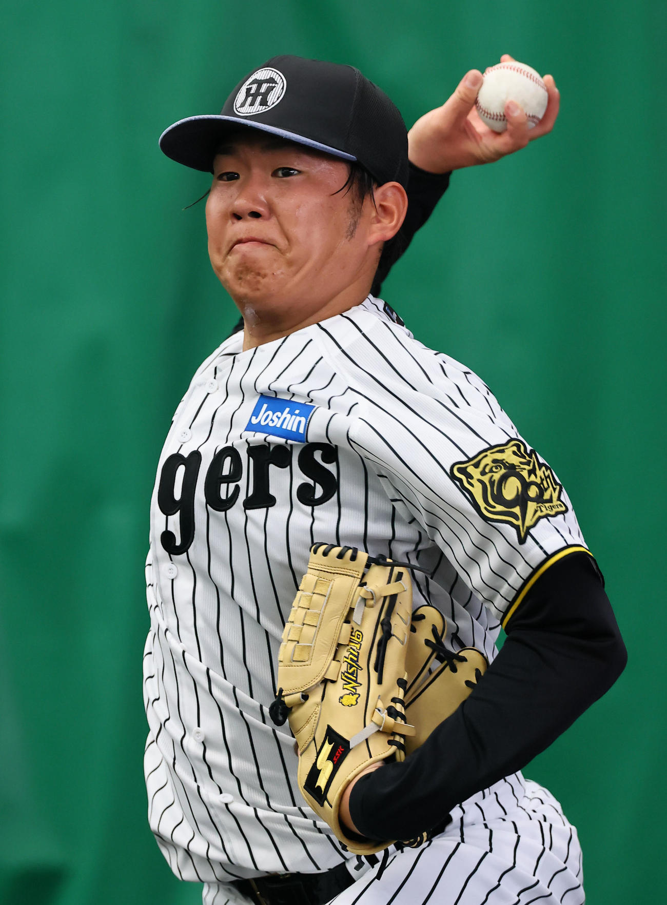 ブルペンで投球練習をする西勇（撮影・藤尾明華）